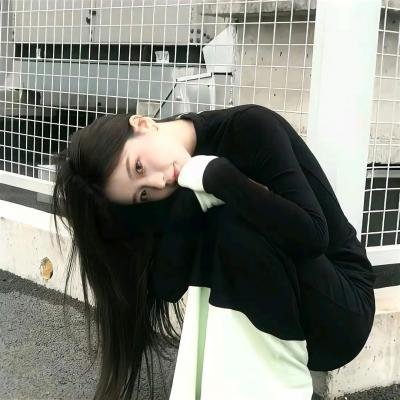 戴流苏耳环的少女